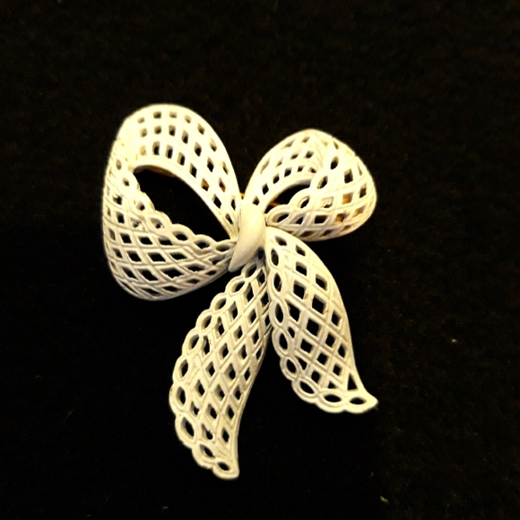 Trio of Monet White Enamel Brooches/ Pins - Picture 6 of 8